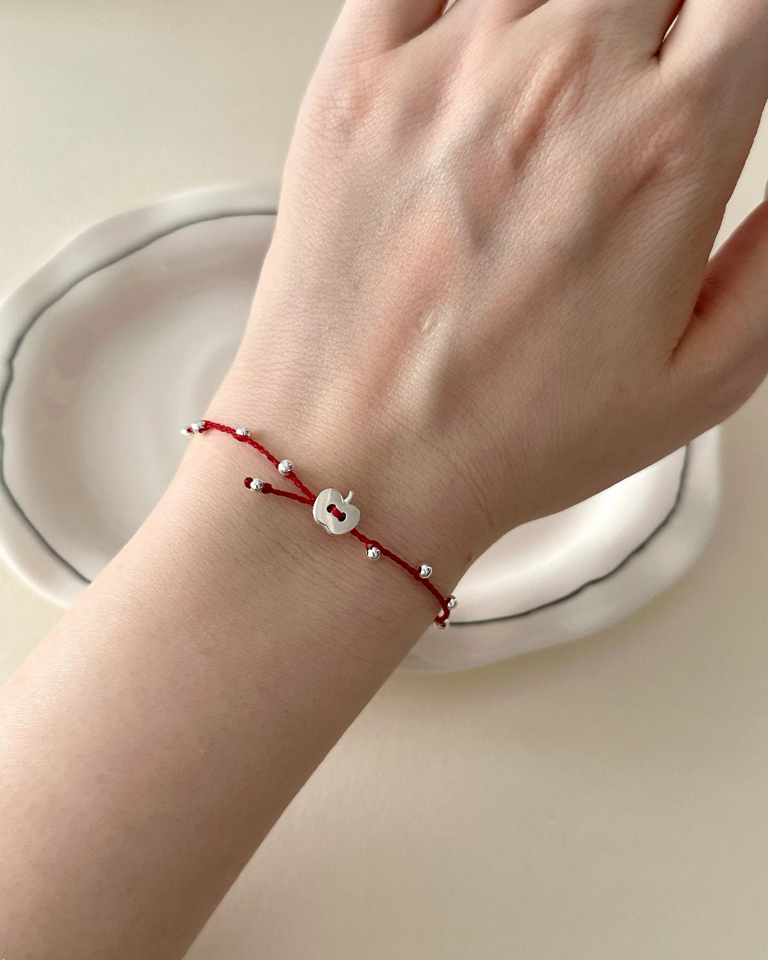 apple red thread bracelet