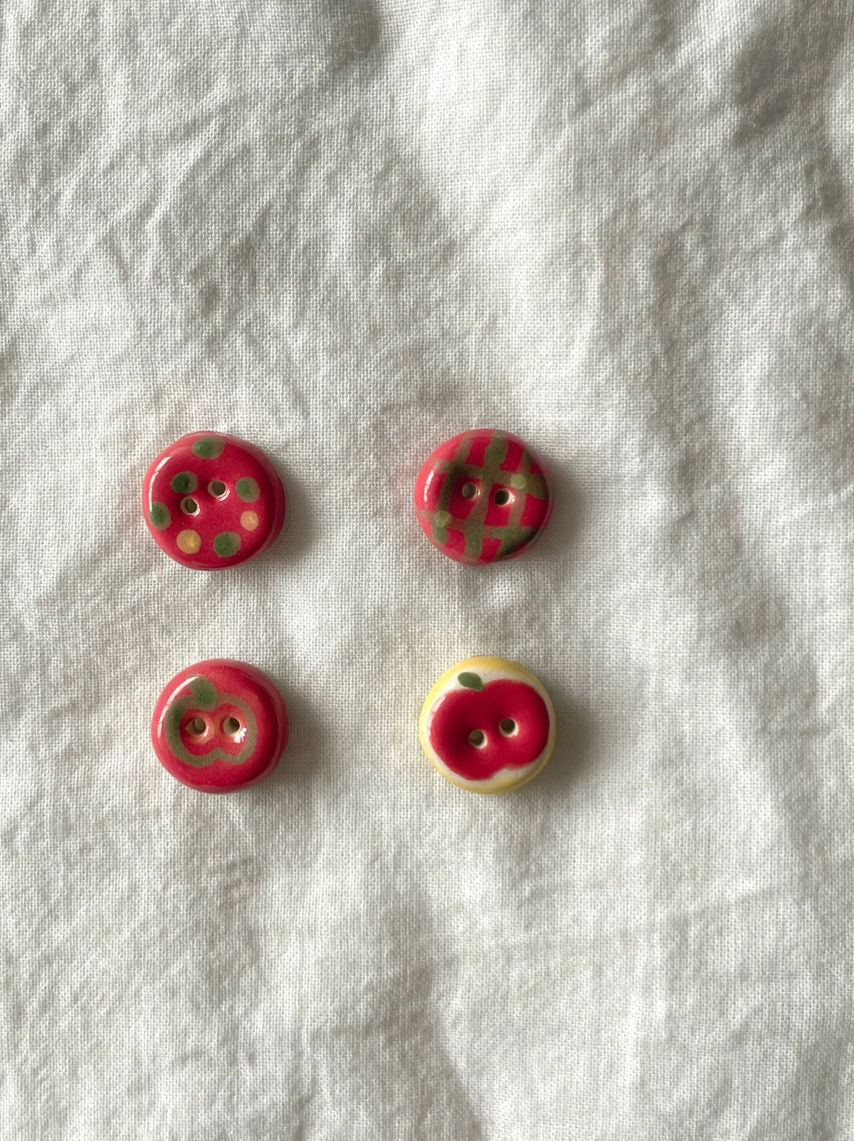red apple buttons