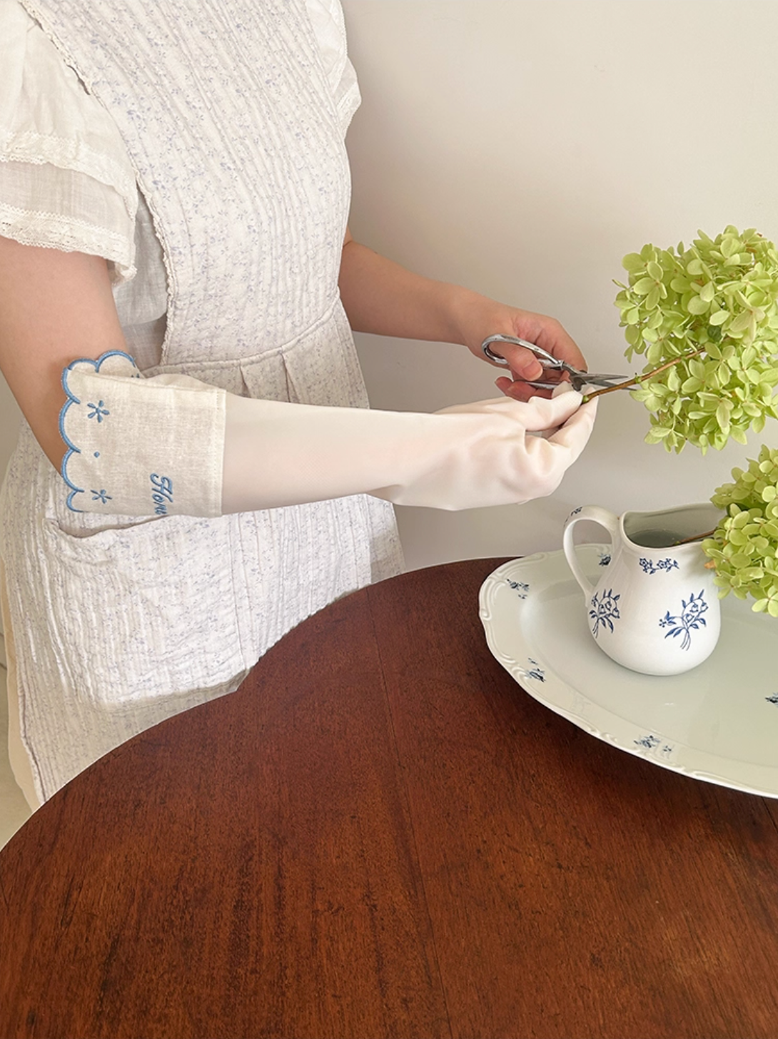 embroidered lace trimmed kitchen gloves