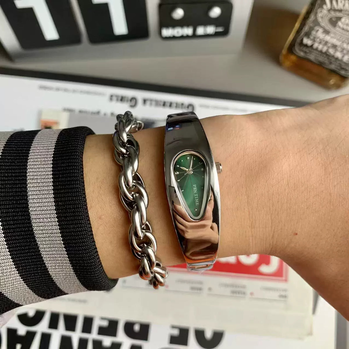 teardrop analog watch